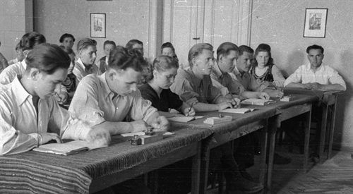 Idea uniwersytetów ludowych była żywa także po II wojnie światowej. Na zdj. placówka w Pawłowicach k. Sędziszowa w 1947 r.