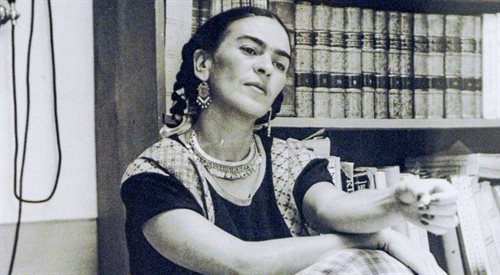 Frida Kahlo - malarka, której sztuka nawiązuje do kultury meksykańskiej i indiańskiej, w związku z czym często bywa określana jako naiwna lub surrealistyczna
