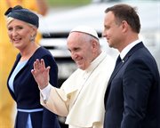 Papież Franciszek oraz prezydent RP Andrzej Duda z małżonką Agatą Kornhauser-Dudą podczas powitania na krakowskim lotnisku Balice