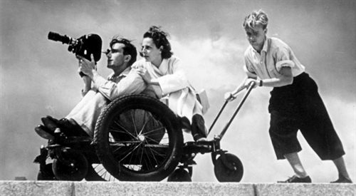 Leni Riefenstahl (w środku) na planie filmowym. Reżyserka stworzyła wiele propagandowych filmów dla III Rzeszy