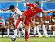Gwiazda reprezentacji Belgii Eden Hazard w pojedynku z obrońcą USA