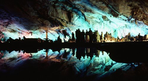 Turyści zwiedzają chińską jaskinię Guilin