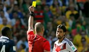 Żółta kartka dla Samiego Khediry podczas meczu Francja - Niemcy