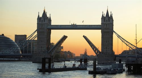 Wieże mostu zwodzonego przy twierdzy Tower w Londynie nad Tamizą