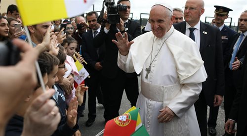 Papież Franciszek witany przez wiernych chwilę po przylocie do Portugalii