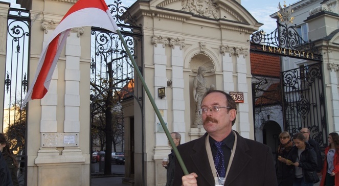 Wiaczesław Siwczyk (Ruch Solidarności "Razem") podczas manifestacji opozycji białoruskiej w Warszawie. Zdjęcie archiwalne