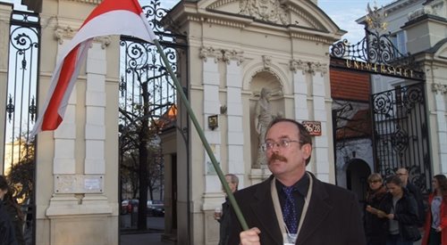 Wiaczesław Siwczyk (Ruch Solidarności Razem) podczas manifestacji opozycji białoruskiej w Warszawie. Zdjęcie archiwalne
