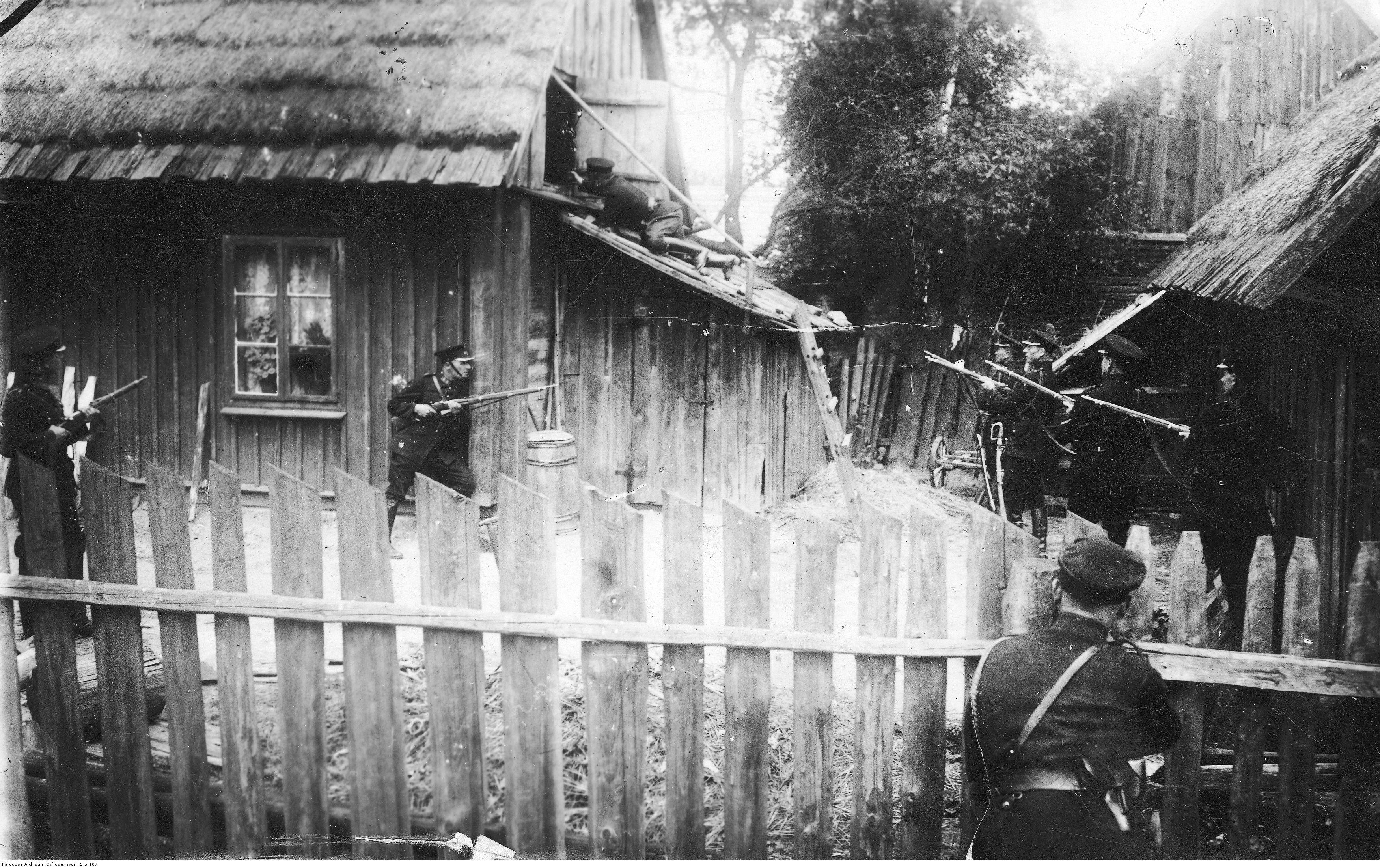 Policyjna obława na dom, w którym ukrywał się przestępca Aleksander Płuska ze swoją bandą. Foto: NAC