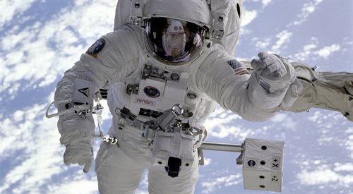 Podczas swoich licznych misji Chris Hadfield musiał między innymi włamać się do stacji kosmicznej z pomocą żołnierskiego noża oraz wyrzucić żywego węża z kabiny samolotu, który właśnie pilotował