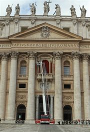 Strażacy montują zasłony na balkonie Bazyliki św. Piotra w Watykanie, na którym nowo wybrany papież pobłogosławi wiernych.