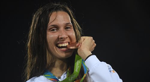 Oktawia Nowacka podczas ceremonii dekoracji medalistek w pięcioboju nowoczesnym, w Rio de Janeiro 2016. Polka zajęła trzecie miejsce i zdobyła brązowy medal.