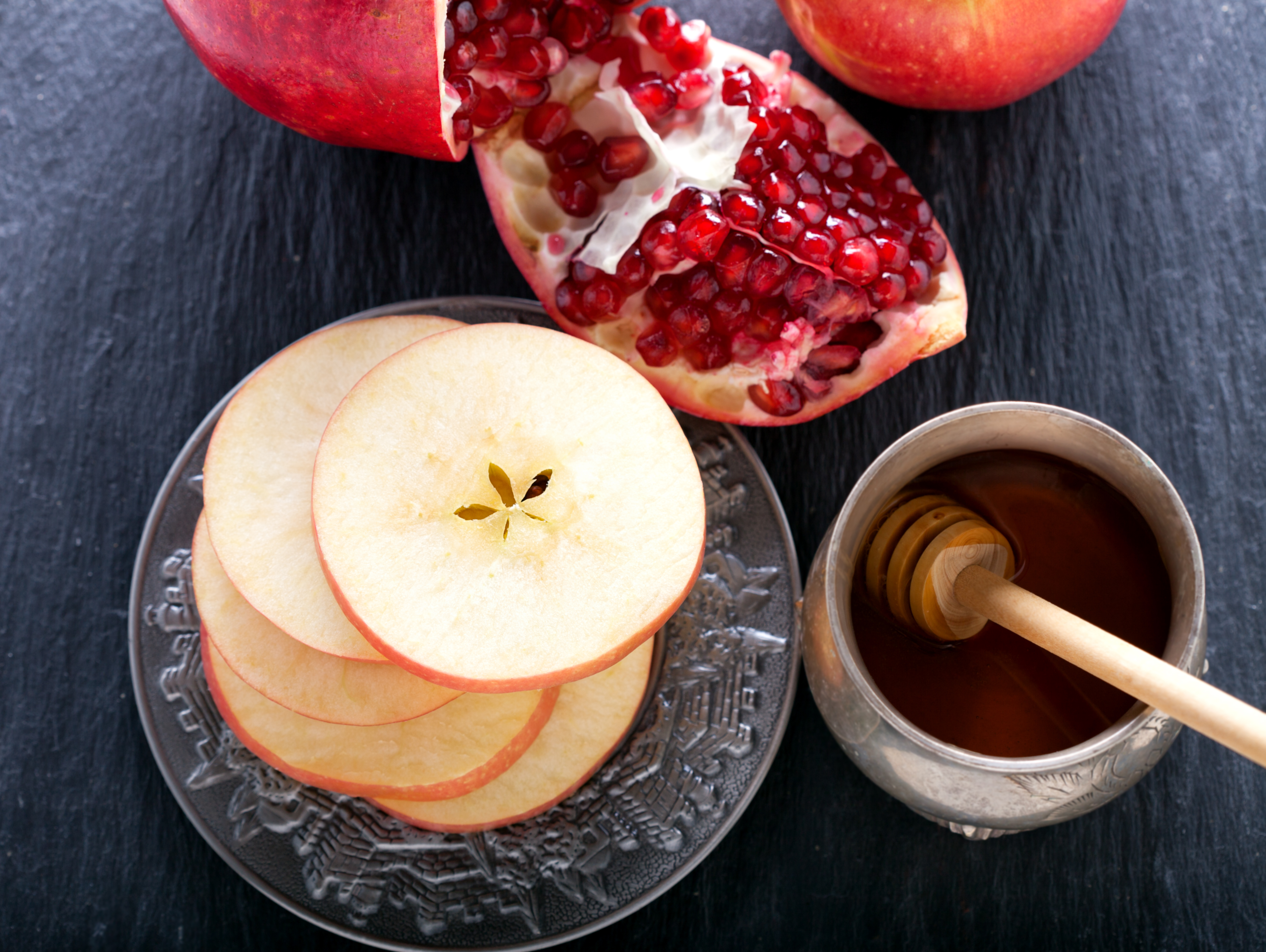 Jabłka, miód i owoce granatu są najważniejszymi elementami kulinarnych obchodów Rosh Ha-Shana.