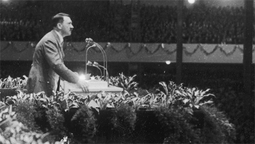 Adolf Hitler przemawia na wiecu w 1938 roku