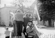 Godzina 12.55. Wózek akumulatorowy z demonstrantami przed budynkiem Urzędu Miejskiego. Radom, 25 czerwca 1976 