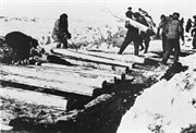 Więźniowie budują Transpolarną Magistralę Kolejową, czyli północno-syberyjską drogę kolejową. Republika Komi 1940