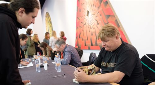 Pisarz Jacek Komuda (P) podpisuje książki podczas ostatniego dnia festiwalu fanów fantastyki Pyrkon 2017 na terenie Międzynarodowych Targów Poznańskich