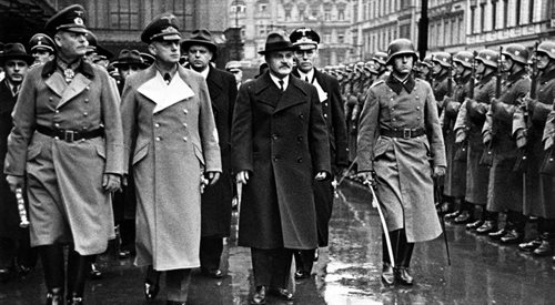 Wiaczesław Mołotow (trzeci z lewej) podczas wizyty w Berlinie, towarzyszą mu minister spraw zagranicznych Rzeszy Joachim von Ribbentrop (drugi z lewej) oraz marszałek Wilhelm Keitel (pierwszy z lewej)