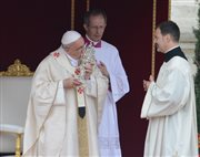 Papież Franciszek całuje relikwię Jana XXIII