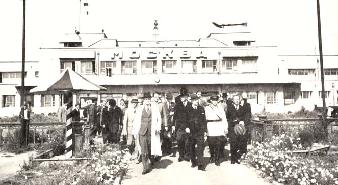 Delegacja niemiecka na lotnisku w Moskwie, z przodu w białym płaszczu Joachim von Ribbentrop