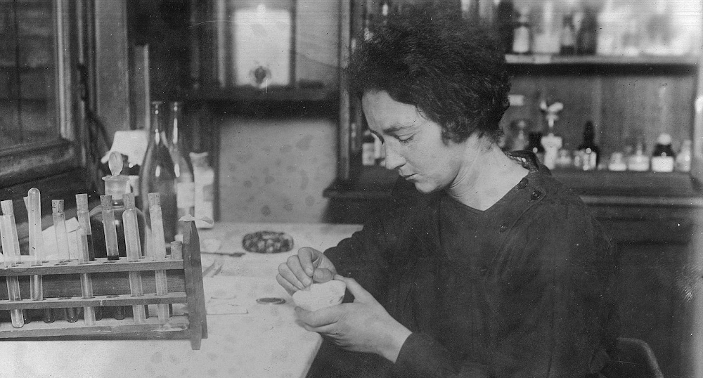 Irène Joliot-Curie w laboratorium w 1927 roku. Fot. Narodowe Archiwum Cyfrowe