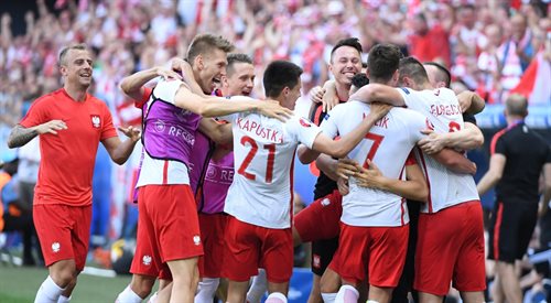 Radość polskich piłkarzy po golu Arkadiusza Milika. Pierwsz zwycięstwo na Euro stało się faktem