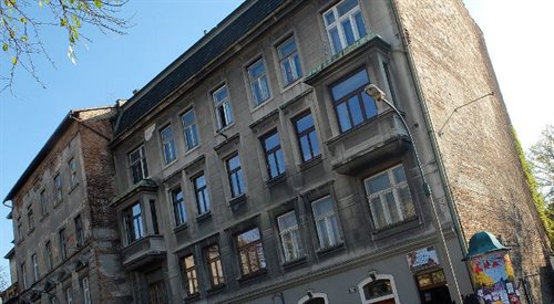 Budynek przy ulicy Krupniczej 22 w Krakowie, zanim zajęli go ludzie pióra, funkcjonował jako niemiecki hotel, a przez chwilę jako dom dla oficerów Armii Czerwonej wędrującej na Berlin.