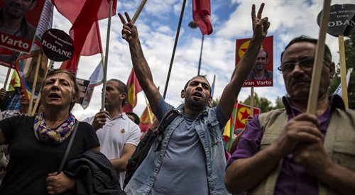 Protesty Kurdów w Paryżu przeciwko nalotom Turcji na stanowiska Partii Pracujących Kurystanu