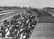 Rampa kolejowa przy obozie Auschwitz-Birkenau, gdzie wyładowano transport Żydów. Maj 1944 