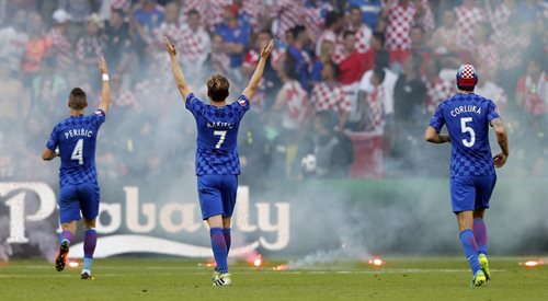 Piłkarze Chorwacji próbują uspokoić kibiców podczas meczu z Czechami