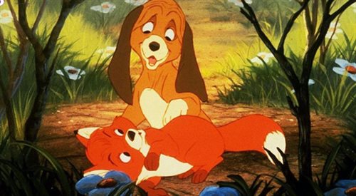 Kadr z filmu Lis i pies