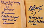 Płaskorzeźba od Debashisha Bhattacharyi - dar autora; - drewniana płaskorzeźba przedstawiająca oryginalne gitary – Chaturangui, Gandharvi i Anandi, które artysta sam zaprojektował. Są to przekształcenia klasycznych gitar i ukulele dostosowane do brzmienia klasycznych hinduskich rag. Batthacharya jest znanym na całym świecie wykonawcą rag, który dzi