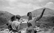 Gen. Władysław Anders i dwaj oficerowie przyglądają się terenowi niedawnych walk. Monte Cassino, Włochy, maj 1944