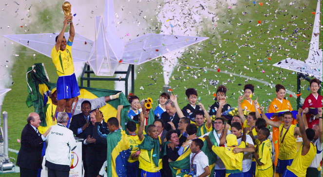 Ekipa Brazylii cieszy się ze zdobycia Pucharu Świata na mundialu w Korei Południowej i Japonii w 2002 roku