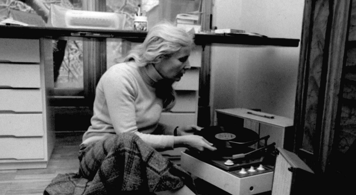 Agnieszka Osiecka podczas pracy w domu, maj 1977 roku, fot. PAP/Witold Rozmysłowicz