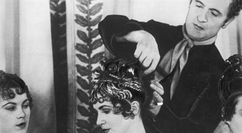 Nowy Jork, rok 1937. Mistrz fryzjerski Antoni Antoine Cierplikowski podczas czesania klientki.