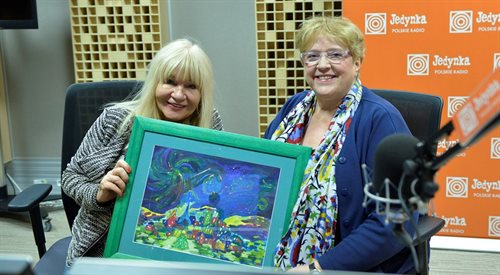 Początek akcji Choinki Jedynki 2015. Małgorzata Kownacka (P) i Maria Szabłowska (L) z pracą nagrodzoną w 2010. Obrazek namalowała Alicja Skurzyńska lat 15 z Olsztyna
