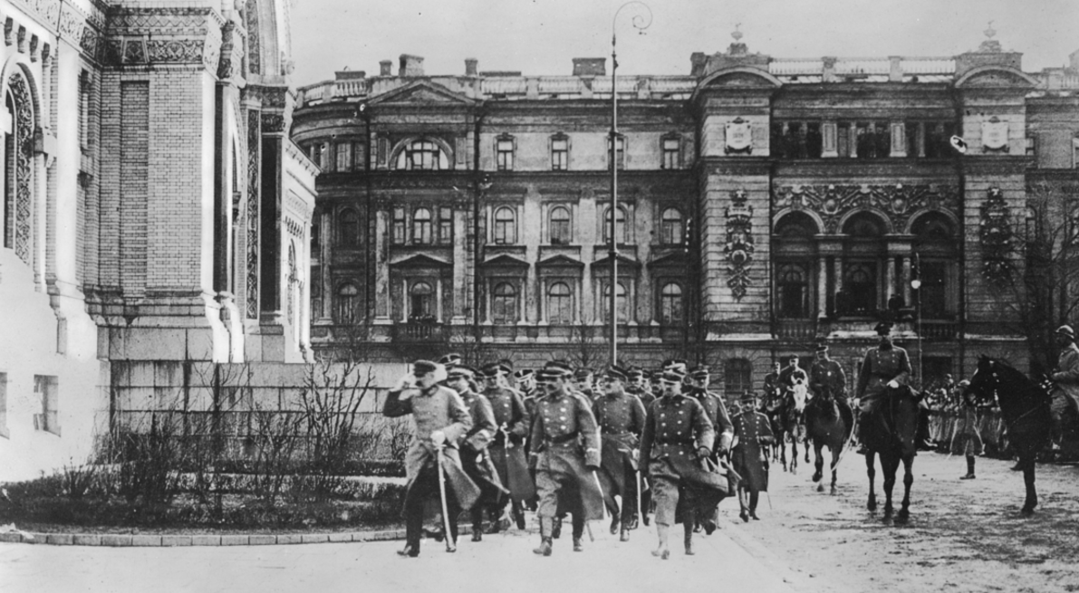 Józef Piłsudski z oficerami na placu Saskim. Z lewej widoczne wejście do nieistniejącego dziś soboru Aleksandra Newskiego. Fot.: NAC