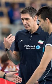 Trener reprezentacji Iranu Slobodan Kovac przekazuje uwagi swoim zawodnikom