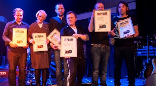 Członkowie zespołu Hey z dyplomami za platynową płytę dla albumu Do rycerzy, do szlachty, doo mieszczan, 2.02.2013