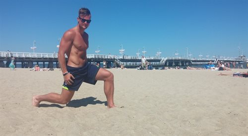 Trener Irek Żak nie ma wątpliwości, że plaża to jest idealne miejsce do ćwiczeń. W audycji opowiada, jakie ćwiczenia najszybciej przyniosą widoczne efekty