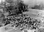 Skrzyżowanie ulic Kelles-Krausa i 1 Maja - tłum demonstrantów i przyczepa z betonowymi płytami przed budynkiem KW PZPR. Radom, 25 czerwca 1976 