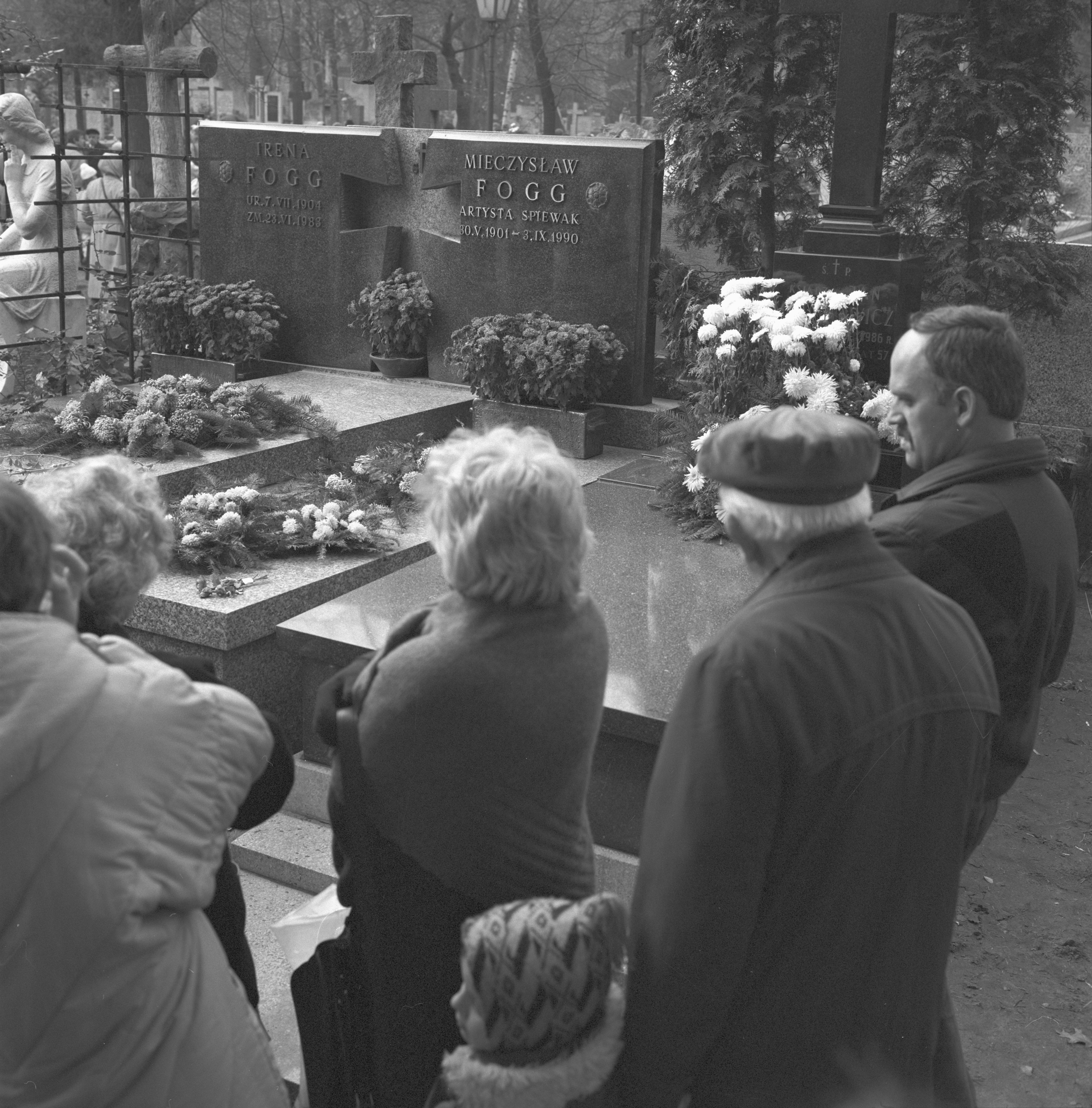 Dzień Wszystkich Świętych w 1990 roku. Grób Mieczysława Fogga na Cmentarzu Bródnowskim  Foto: PAP/Adam Urbanek