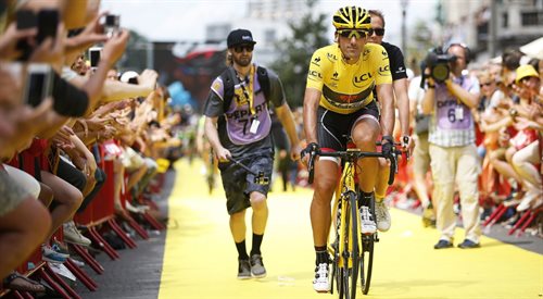 Dlaczego sport tak z pozoru nieciekawy, nudny i monotonny, pozbawiony wszelkiego napięcia oraz spektakularności stał się tak wielkim wydarzeniem społecznym? Na zdjęciu Fabian Cancellara podczas Tour de France 2015