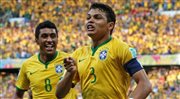 Thiago Silva cieszy się ze zdobycia gola w meczu Brazylia - Kolumbia