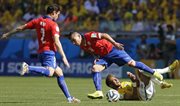 Piłkarze Chile faulują Neymara