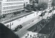 Strajkujący pracownicy radomskich zakładów idą i jadą ulicą 1 Maja. Radom, 25 czerwca 1976 