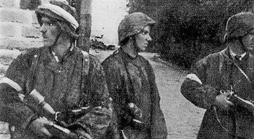 Patrol z II plutonu Alek 2 kompanii Rudy Batalionu Zośka 5 sierpnia 1944 w wyzwolonym obozie koncentracyjnym na Gęsiówce