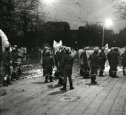 Wokół zomowców leżą kamienie, którymi poobrzucali ich manifestujący, 1982