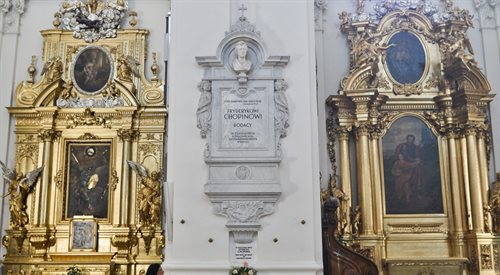 Tablica z napisem Gdzie skarb twój, tam serce twoje upamiętniająca miejsce złożenia serca Fryderyka Chopina w kościele św. Krzyża w Warszawie