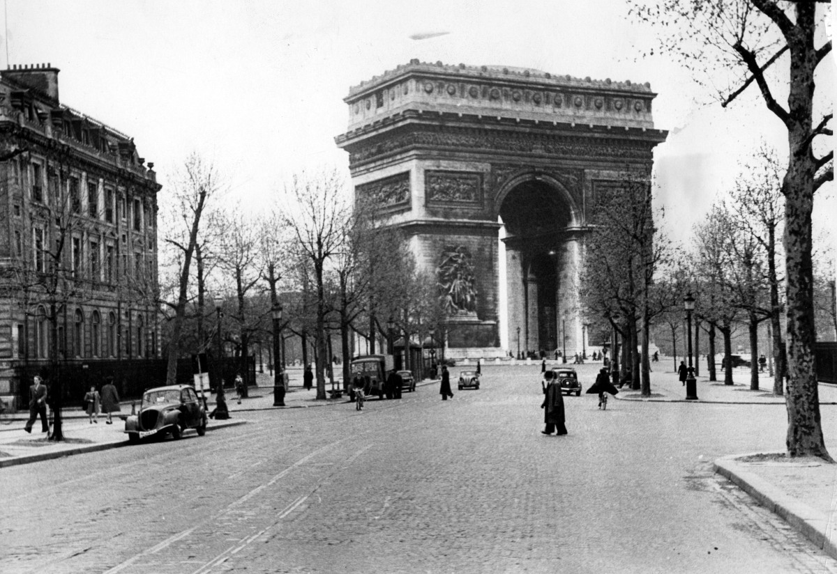 Łuk Triumfalny w Paryżu, połowa lat 40. XX w. Fot. NAC/dp